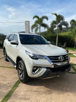 TOYOTA HILUX SW4 2.8 SRX DIAMOND 4X4 7 LUGARES 16V TURBO INTERCOOLER DIESEL 4P AUTOMÁTICO